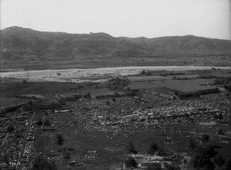 Blick vom Kronoshügel auf das Heiligtum nach den Ausgrabungen im 19. Jh., im Hintergrund der Alpheios ©D-DAI-ATH-Olympia 226: Fotograf: unbekannt, 1899