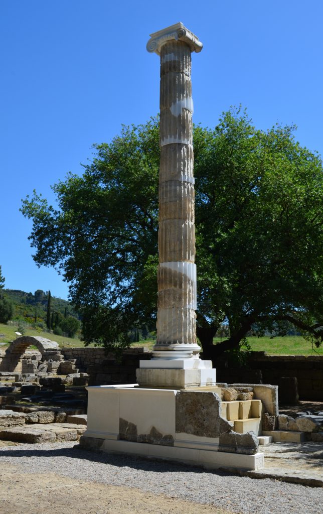 Die wieder errichtete Säule des Weihgeschenks für Ptolemaios und Arsinoe vor der Echohalle. ©D-DAI-ATH-2018-16850: Fotograf: S. Zipprich, 2017