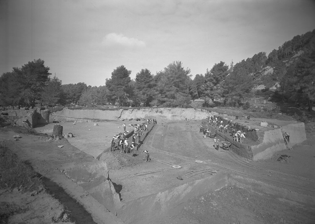 Bei der Ausgrabung des Stadions half zur Beseitigung der gewaltigen Erdmassen eine Lorenbahn. ©D-DAI-ATH-Olympia 1932: Fotograf: H. Wagner, 1940