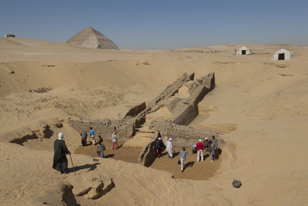 Erst in der 6.Dynastie (ca. 2300 v. Chr.) wurden Lehmziegelgewölbe eingezogen, um den unteren Aufweg der Knickpyramide zu überdecken (Foto: D. Blaschta, DAI Kairo)
