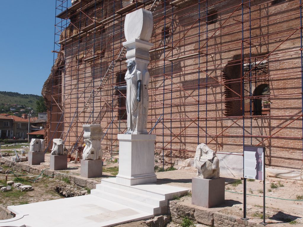 2013 wurde ein monumentales Götterbild in Originalgröße rekonstruiert (Foto: M. Bachmann, DAI Istanbul)