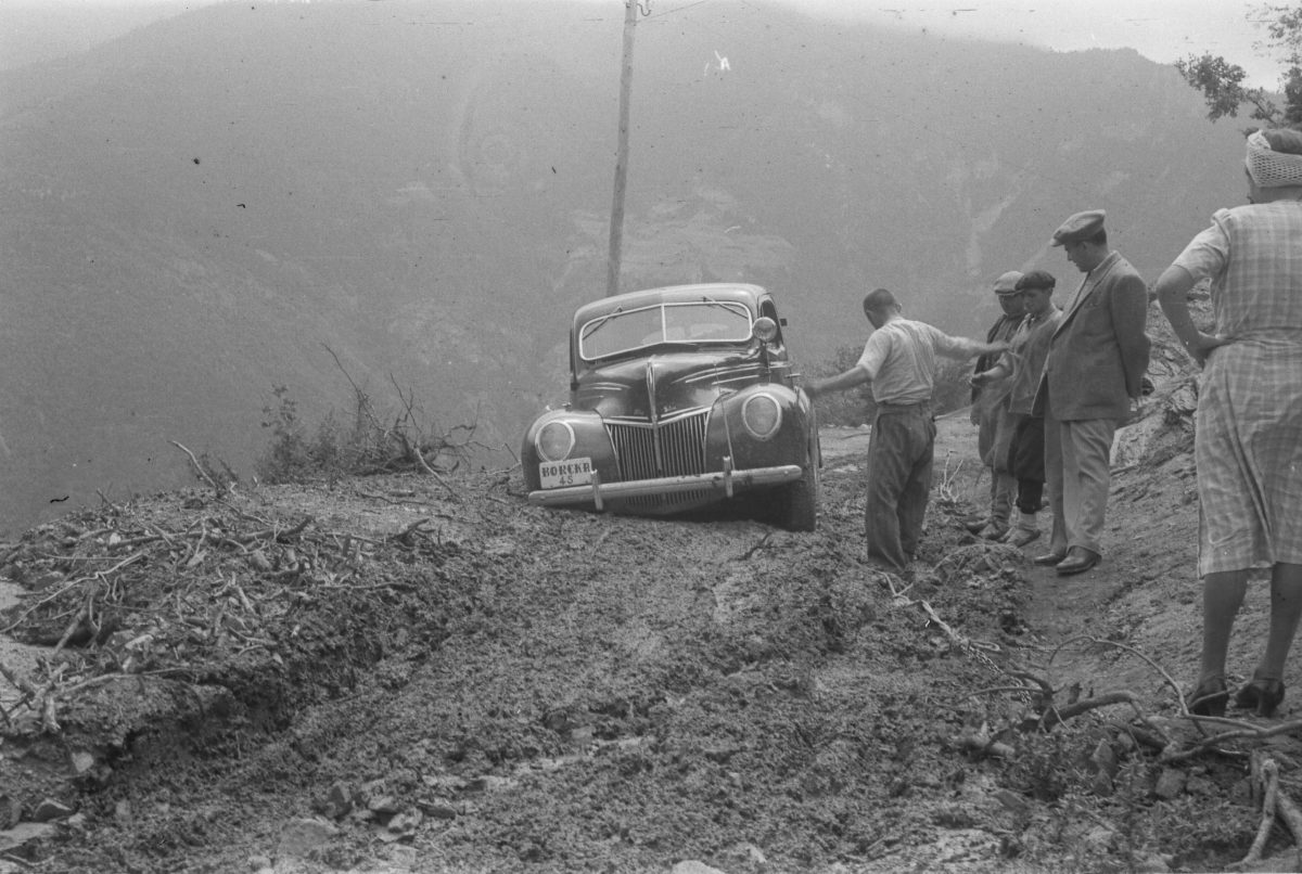 A. Eckstein, Çamura Batmış Araba (Ford), Samsun Yakınları, 1947